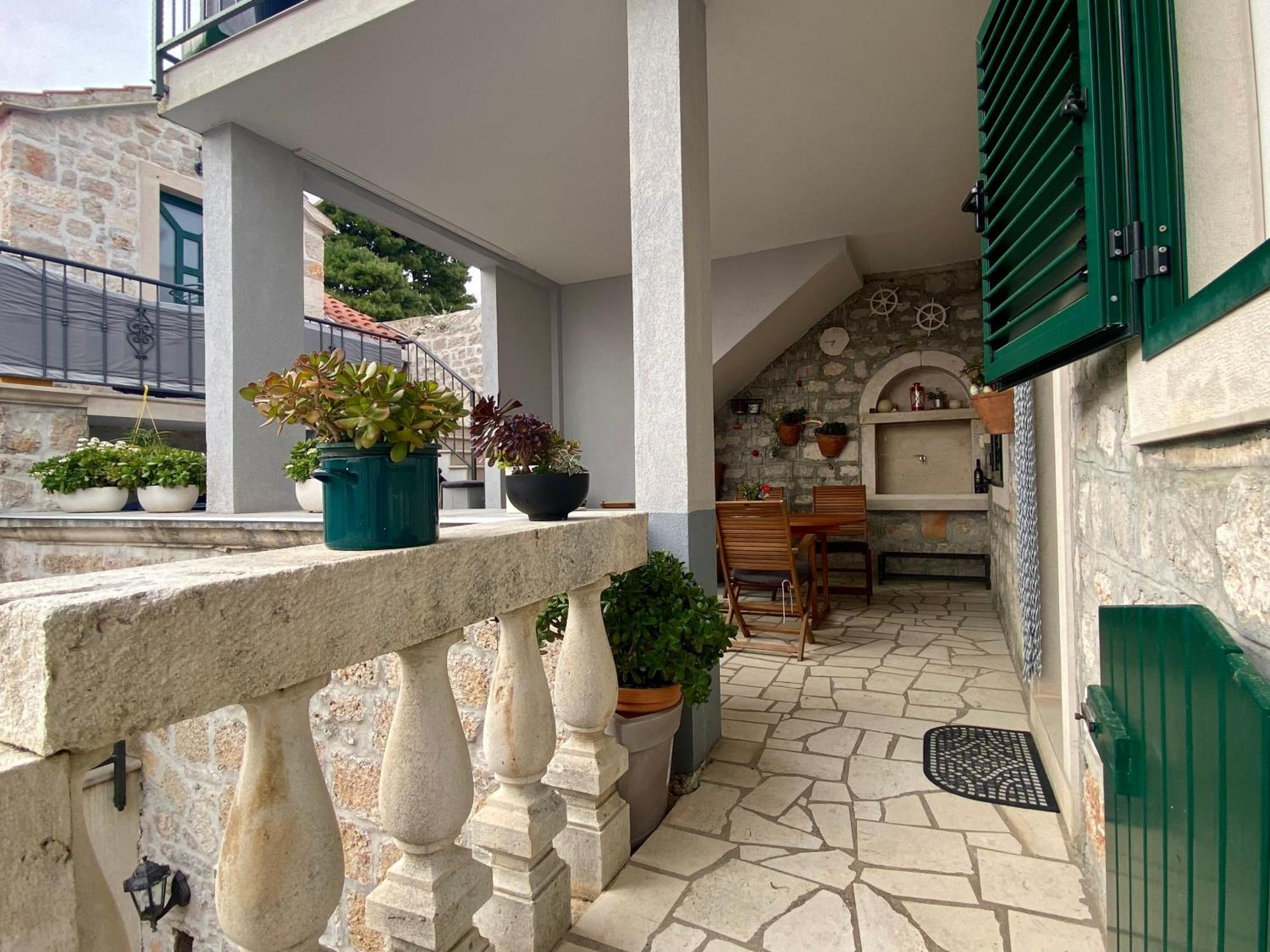 Apartment Simon - Old Stone Charm, Central Bol Life Exterior photo